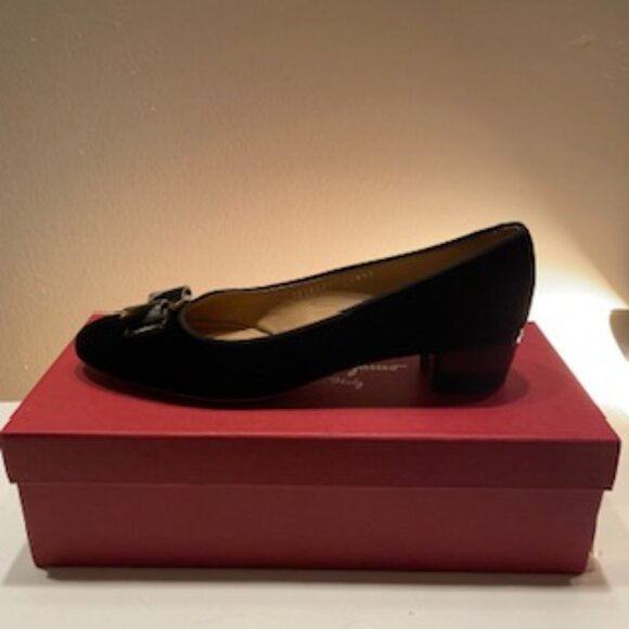 Salvatore Ferragamo Vara Bow Pumps Luxurious Black Velvet Upper 8.5B - Picture 2 of 12
